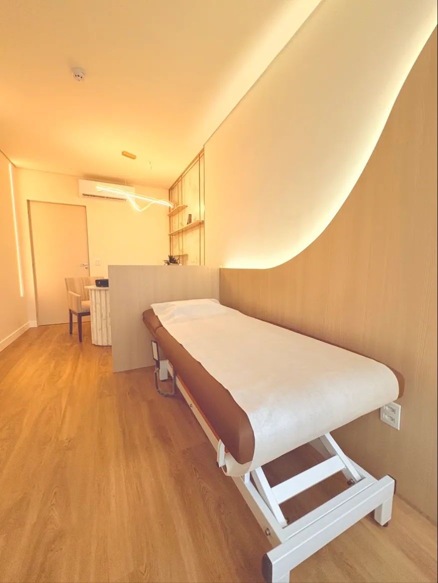 Sala de atendimento com piso de madeira e luz quente